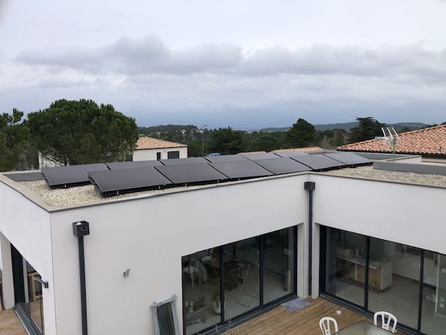 Panneaux solaires sur maison moderne