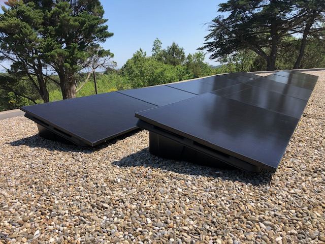 Panneaux solaires sur toiture plate gravier