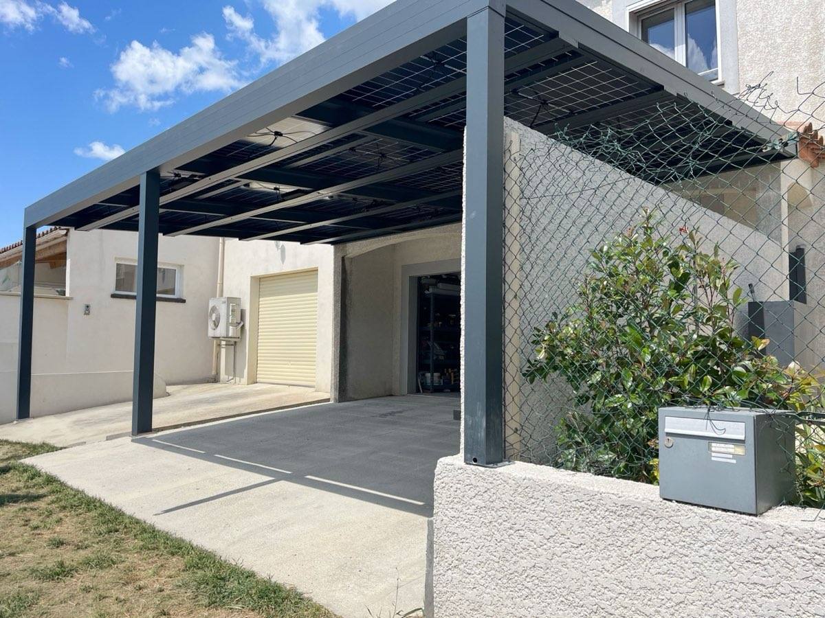 Pergola avec panneaux solaires intégrés