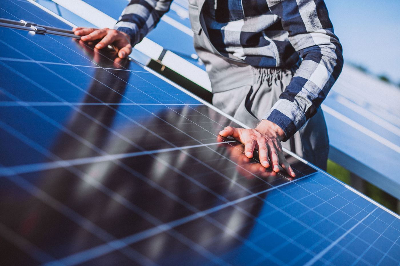 Technicien installant des panneaux solaires