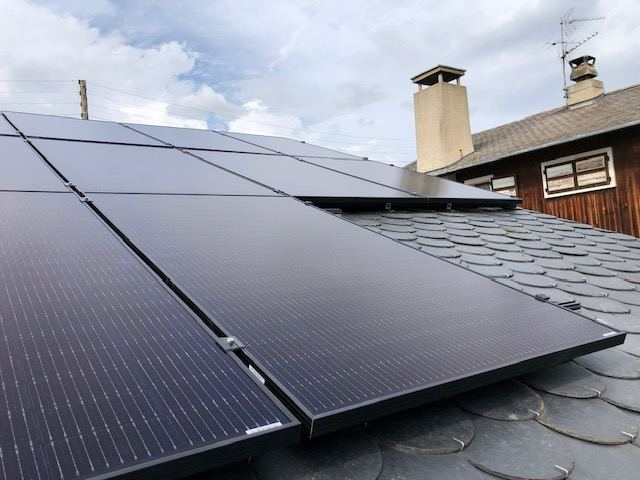 Panneaux solaires sur toiture en ardoise