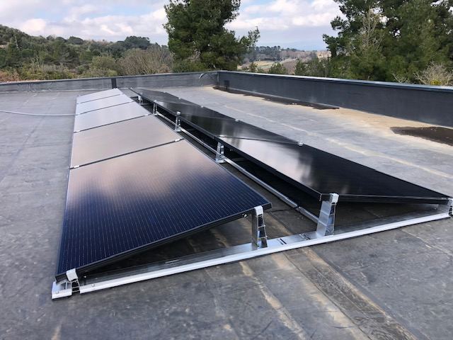 Panneaux solaires sur toiture plate avec supports