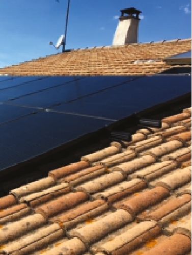 Panneaux solaires sur tuiles avec cheminée