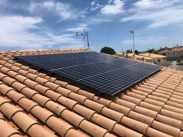 Panneaux solaires sur toiture en tuiles
